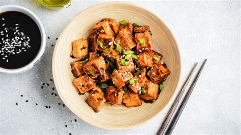  Fliedrisches Tofu mit Sesamöl - Ein cremiges Meisterwerk aus Sanming oder die kulinarische Reise ins Herz der chinesischen Provinz?