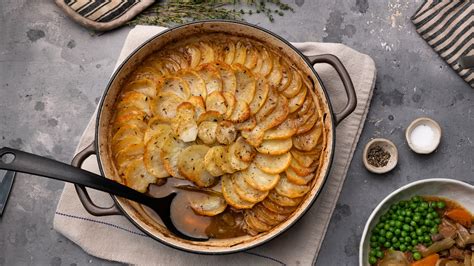  Lancashire Hotpot – Ein herzhaftes Fest für Käseliebhaber und Fleischgenießer!