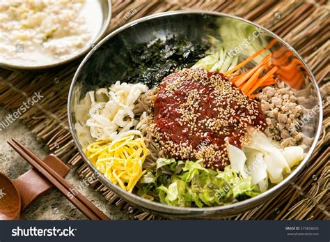  Milmyeon - Eine erfrischende Sommernudelsuppe mit einem Hauch von pikanter Würze!