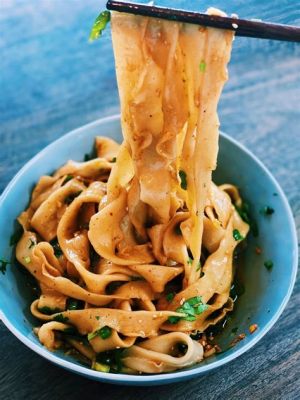  Zhongwei Hand-Pulled Noodles - Die Kunst des Geschicklichkeits-Tanzes mit glutenhaltigen Nudeln und dem Feuer des scharfen Chilis!