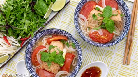  Bún Cá: Eine Symphonie aus frischen Kräutern und süßer Fischsauce!