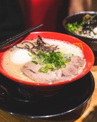  Hakata Ramen: Ein himmlischer Umami-Triumph, der deine Geschmacksknospen mit Seide und Feuer verwöhnt!