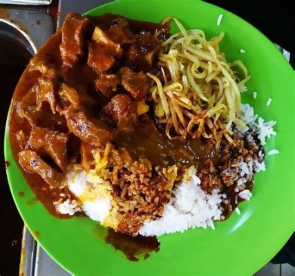  Nasi Kandar: Ein exotisches Geschmacksfeuerwerk mit süßen, scharfen und herzhaften Aromen!