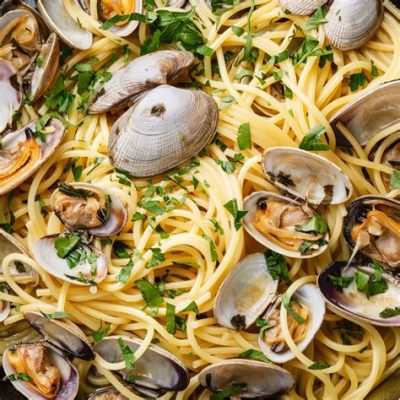  Spaghetti alle Vongole: Ein zartes Meeresfrüchte-Geschmeckerlebnis im Kontrast zu würziger Knoblauchbutter!