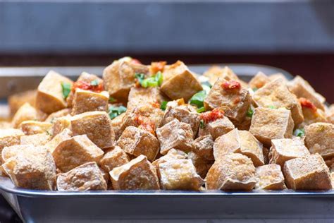  Xiangtan Stinky Tofu: Ein kulinarischer Cocktail aus fermentierter Würze und knuspriger Textur!